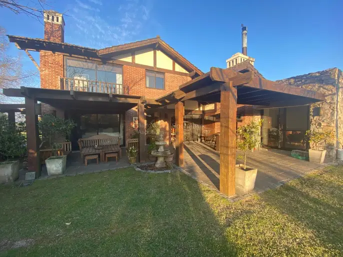 Muy buena casa en barrio privado Lomas de la Tahona