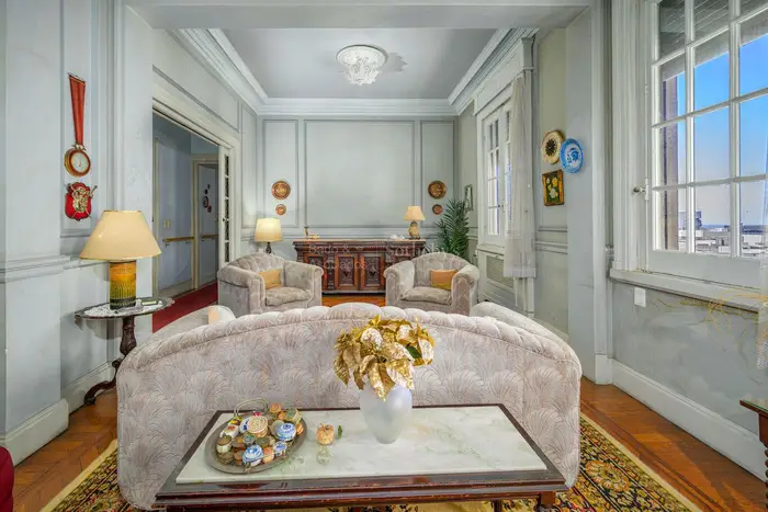 Amplio Apartamento en Quinto Piso con Potencial Residencial o de Oficina en el Centro de Montevideo