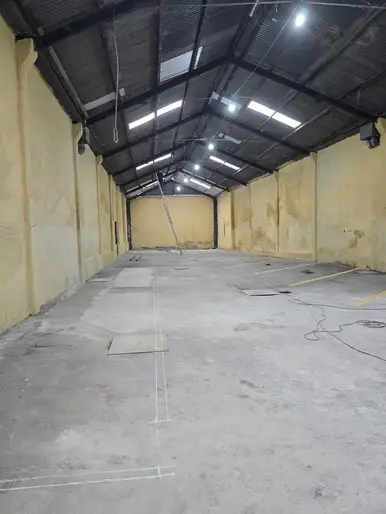 Venta o Alquiler Con 3 Apartamentos Galpón de 10 mts de Altura, Portón Automatico