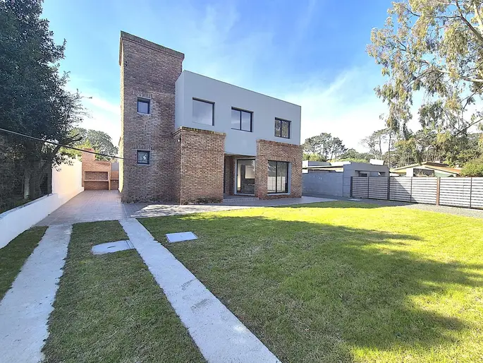 Casa Venta 5 Dormitorios 2 Baños Garaje x2 a Estrenar