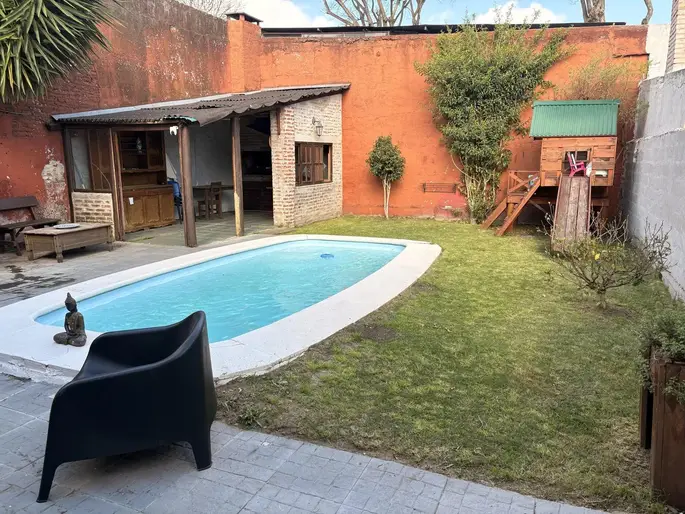 Venta De Casa, Con Amplio Terreno De 400 Mt2 Y 110Mt2 Construidos, 3 Dormitorios, Estudio, Parrillero Y Cochera Para 2 Autos