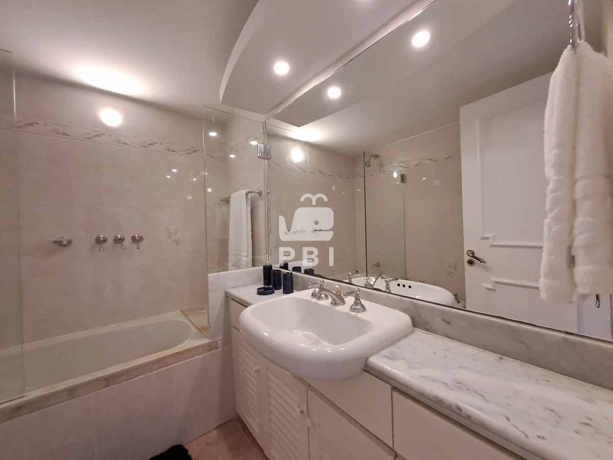 Apartamento en Playa Mansa, propiedad 62621 -Imagen 17