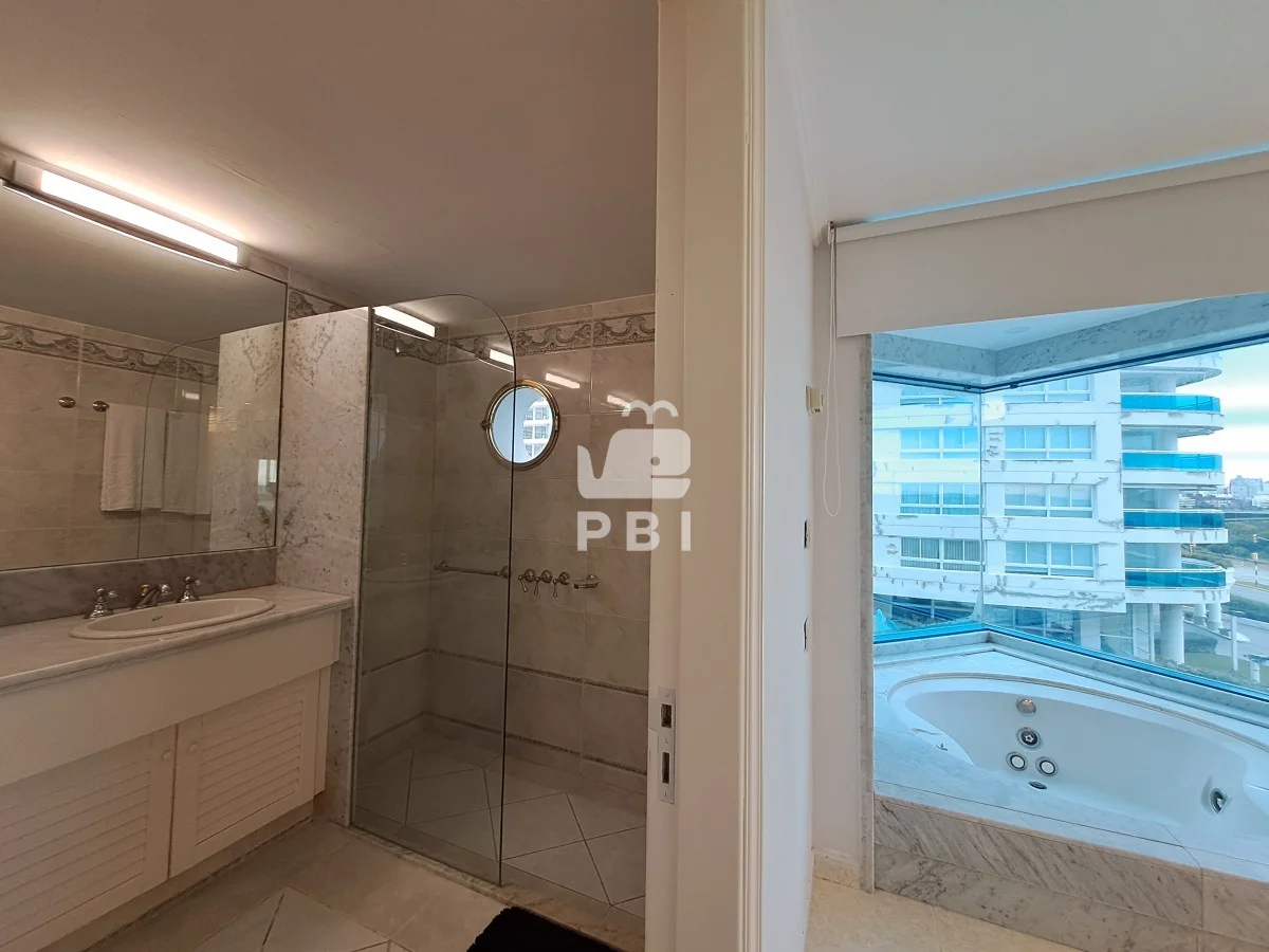 Apartamento en Playa Mansa, propiedad 62621 -Imagen 22