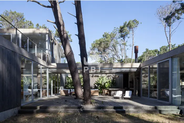 Moderna casa de 4 dormitorios en la exclusiva zona de la Barra - Ref : PBI12436