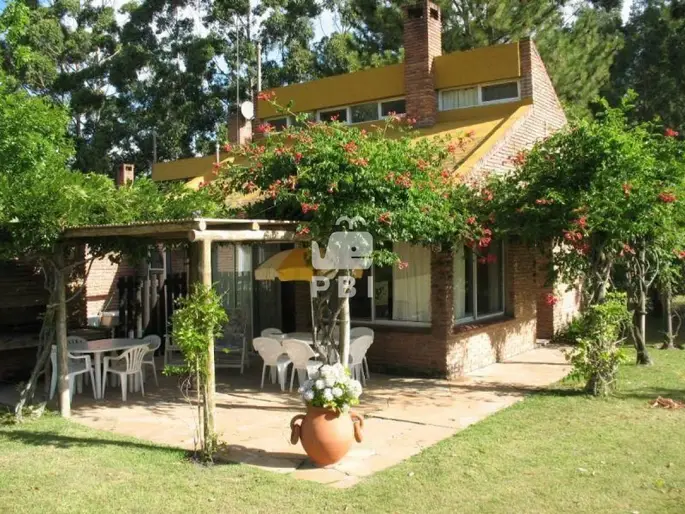 Casa de 3 dormitorios en Camino Lussich, Punta Ballena - Ref : PBI623