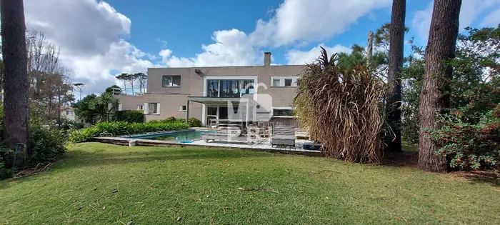Casa 5 DORMITORIOS en Barrio privado  - Ref : PBI12112