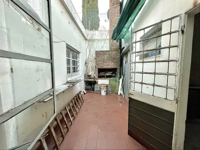 POCITOS,IDEAL INVERSIÓN,APARTAMENTO PLANTA BAJA CON PATIO EXCLUSIVO,INTERIOR,POR CORREDOR CERRADO,2 DORMITORIOS,1 BAÑO COMPLETO,BAJOS GASTOS COMUNES. TODO A RECICLAR . BUENA UBICACIÓN.