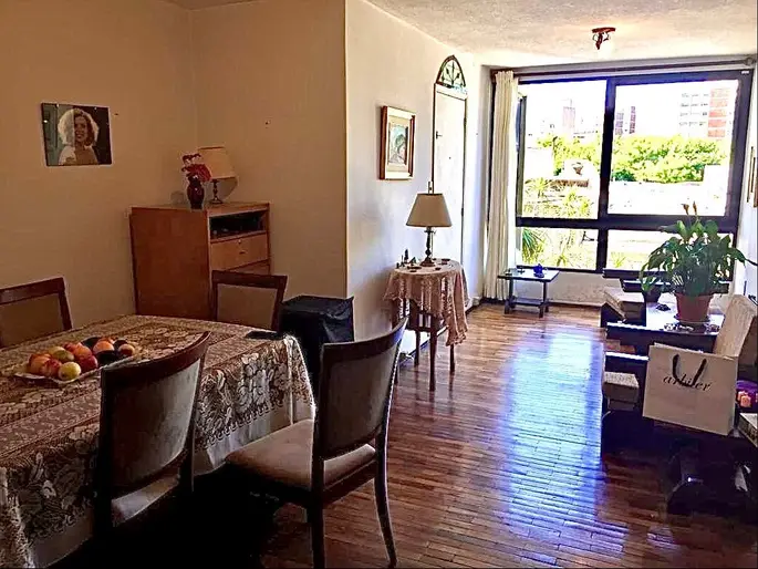 CORDÓN SUR . Apartamento al frente , muy buen estado, por ascensor . Consta de living comedor gran ventanal al piso. 2 Dormitorios  . Cocina definida . 1 Baño completo. Muy buena ubicación