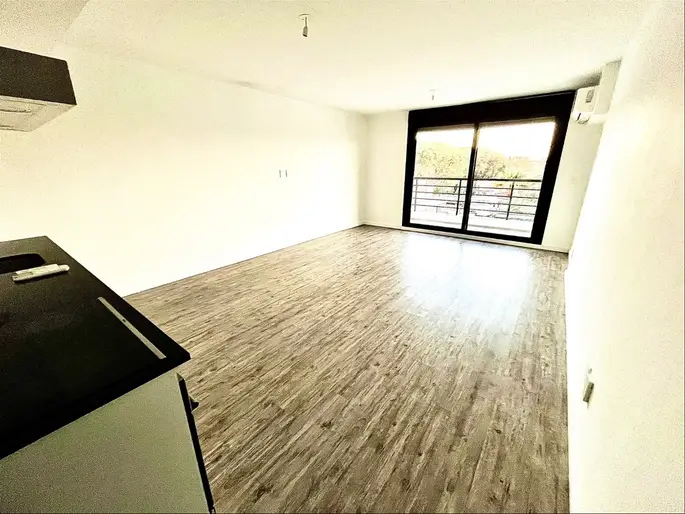 La Blanqueada . Lindísimo apartamento  de 2 dormitorios y garage fijo. Se destaca el gran living comedor con  vista despejada al contrafrente. Luz y sol !  Excelente estado. O