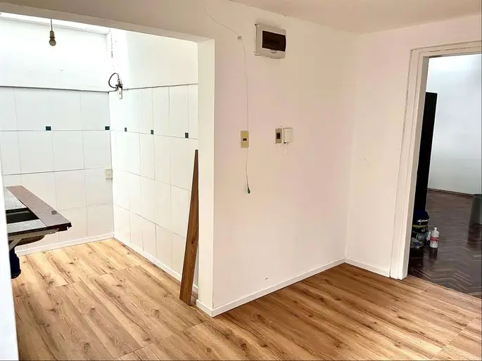 Pocitos.  Alquiler apartamento reciclado,ilumina p banderolasPor corredor en planta baja.Estar/comedor , junto a la cocina. 1 Dormitorio con placard .1 Baño completo en suite. Sin gastos com