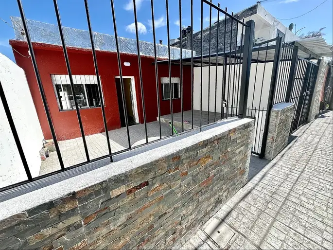 Cerrito . Calle Lancaster. Casa al frente. Rejas .Jardín. Patio.Cochera. Living comedor. 3 Dormitorios. Cocina amplia c pasaplatos a com.diario. Baño completo. Todo impecable.$ 25.000.