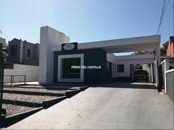 Venta Casa Carrasco en una planta, terreno hacia Avenida 4 Dormitorios 3 Baños Garaje