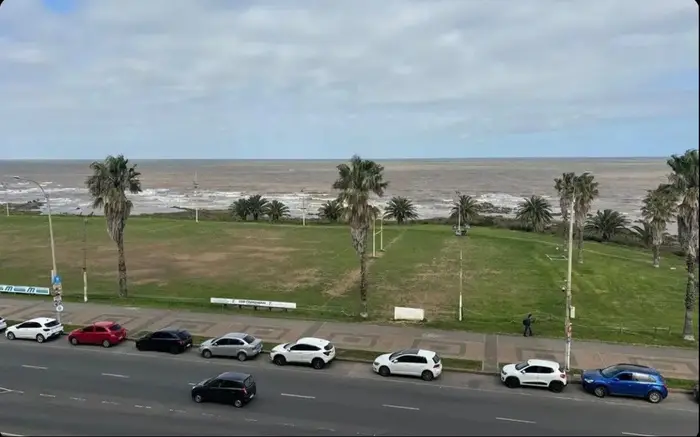Venta apartamento en rambla Punta Carretas 3 dormitorios con 2 garajes