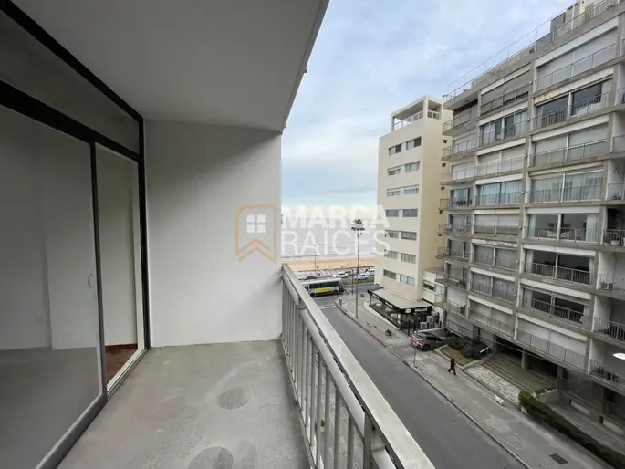 Alquiler Apartamento 3 Dormitorios mas servicio, 3 Baños con Garage. Pocitos, Montevideo