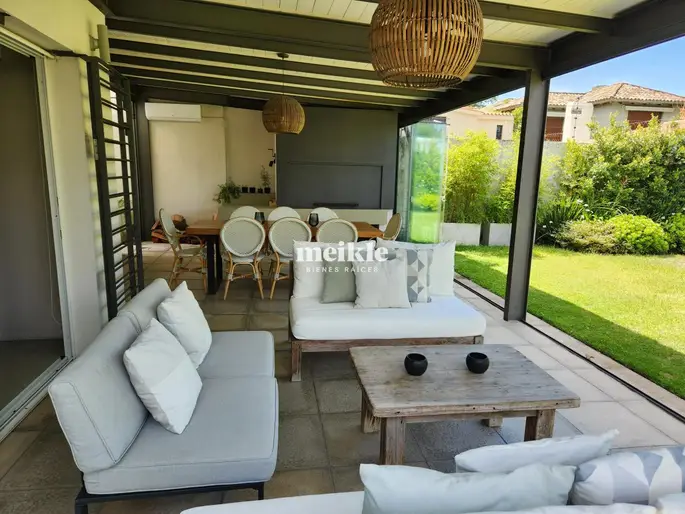 Venta casa minimalista de 4 dormitorios en Carrasco