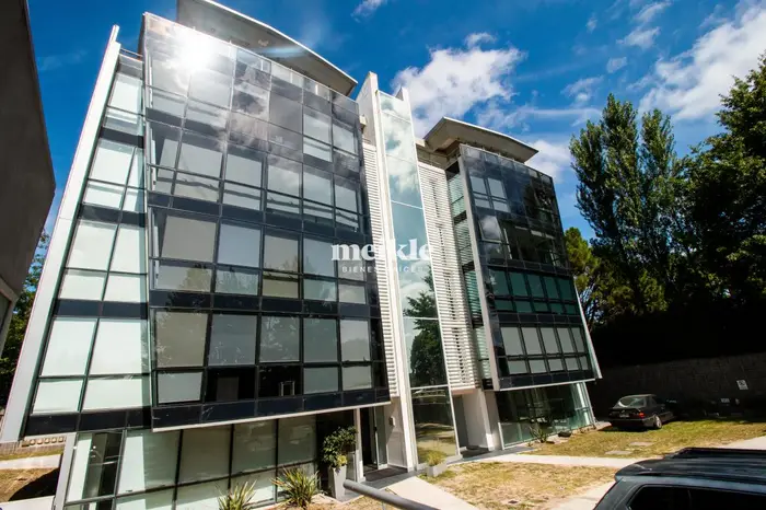Venta oficina con renta en entorno natural