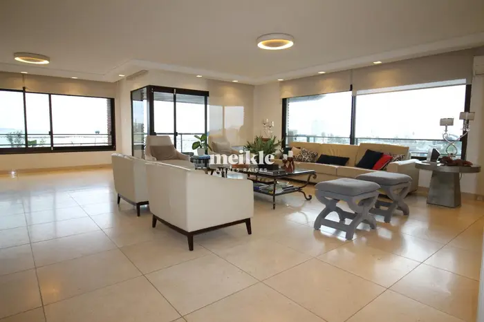 Venta apartamento de 4 dormitorios en Pocitos con vista al mar