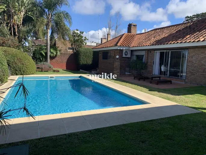 Venta cálida y sólida casa de 4 dormitorios en Carrasco