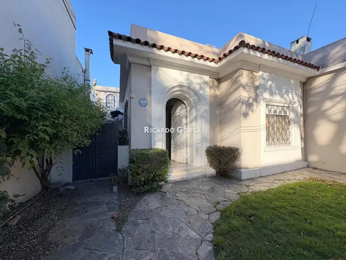 Casa en Venta de 3 Dormitorios, jardín y patio en hermosa zona de Atahualpa
