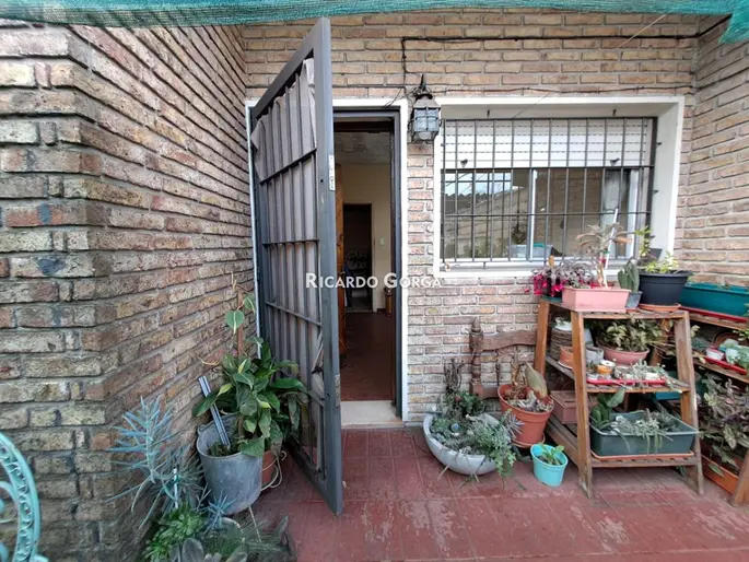 IDEAL PARA VIVIR O RENTA - Casa toda PB de 3 dormitorios y patio con parrillero