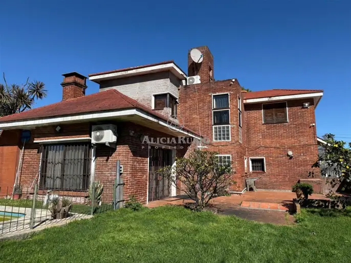 VENTA CASA DE 3 O 4 DORMITORIOS, ESCRITORIO, GARAJE DOBLE, FONDO, PISCINA