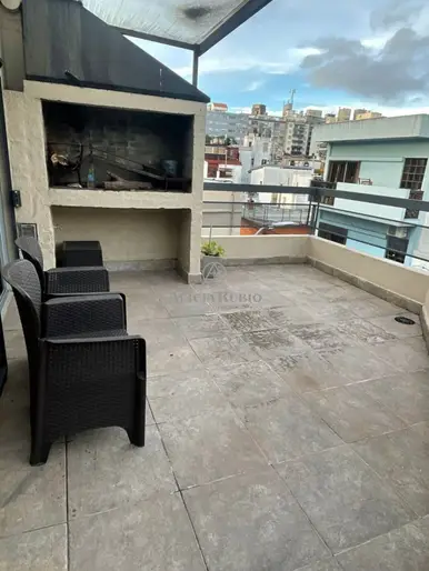 CASA TRIPLEX EN POCITOS CON COCHERA PROPIA, ESTUFA LEÑA Y TERRAZA CON PARRILLERO. SIN GASTOS.