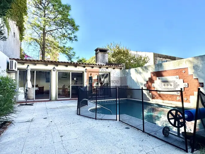 BARTOLITO MITRE CASI SOCA Y AV.BRASIL. IDEAL CONSULTORIO  + VIVIENDA. 4 - 5 DORM + 4 BAÑOS. GARAJES X2.  PISCINA + BBCOA