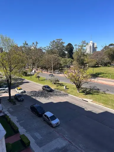 RICALDONI FRENTE AL PARQUE! DIVINO SOL! BALCON, ESTAR. 3 BAÑOS RECICLADOS 2025! BOX Y GARAJE PARA 2 AUTOS. GC$17.500