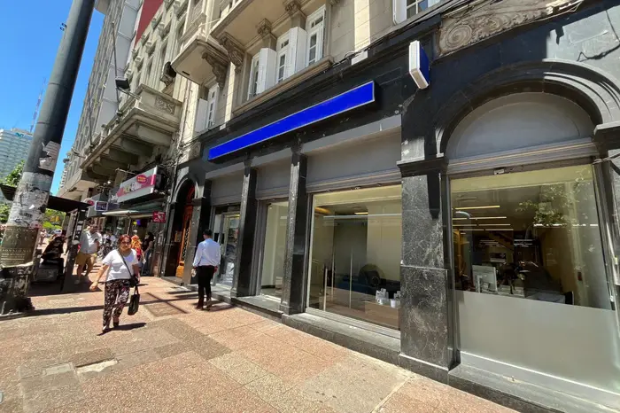 Venta excelente local en Av 18 de julio y Ejido. Centro. Renta anual estimada 7.44%