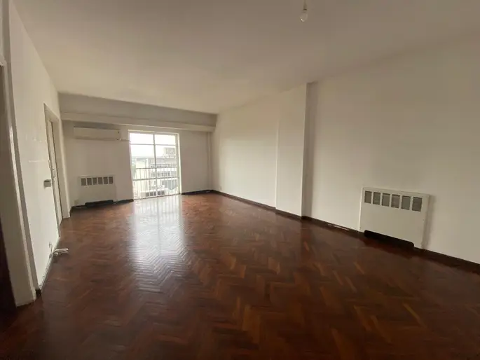 Venta apartamento de 4 dormitorios, 3 baños y garage en Cordón, sobre Av. 18 de Julio