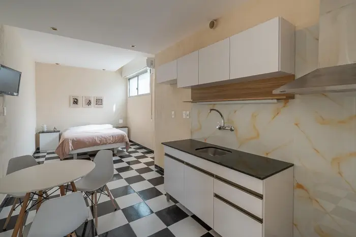 Alquiler amplio monoambiente  tipo dúplex con áreas adicionales.  La Blanqueada