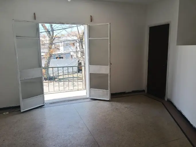 Alquiler Casa dos dormitorios con balcon acceso a azotea y Jardin delantero.