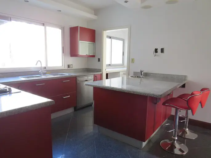 Venta apartamento tres dormitorios y garage Pocitos
