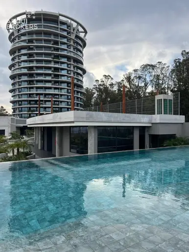 Apartamento de tres dormitorios en venta en Parque Roosevelt - 703