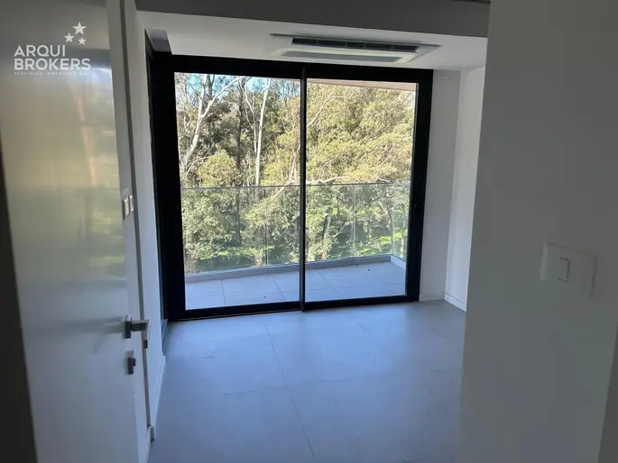 Apartamento de tres dormitorios en venta en Parque Roosevelt - 308
