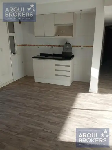 Apartamento de 1 dormitorio en venta con renta en Pocitos con patio y parrillero y 2 garajes