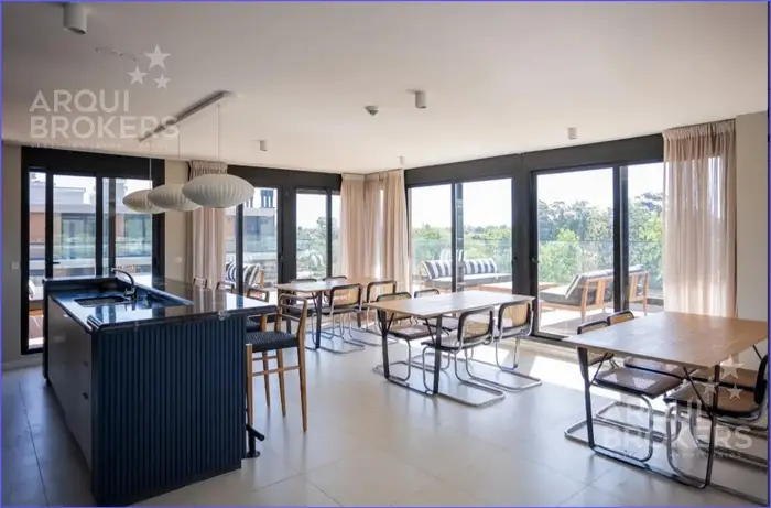 Apartamento penthouse de tres dormitorios en venta en Barra de Carrasco - 701