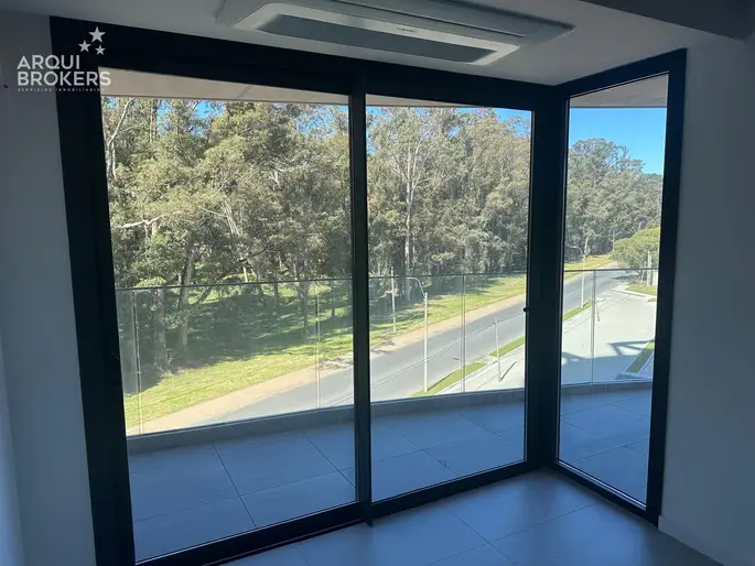 Apartamento de tres dormitorios en alquiler en Parque Roosevelt - 607