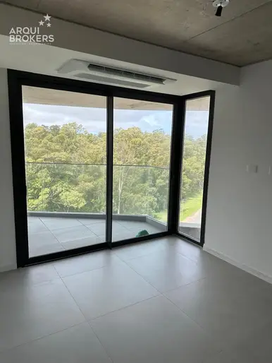 Apartamento de tres dormitorios en alquiler en Parque Roosevelt - 1007