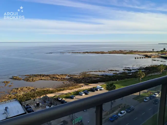 Apartamento de tres dormitorios y servicio con muebles en alquiler en rambla de Punta Carretas