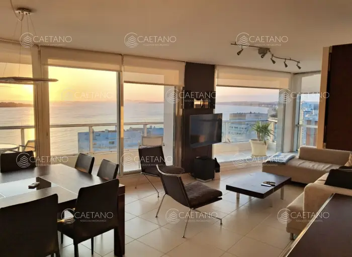 Venta apartamento en Punta del Este con espectacular vista al mar - Mansa. 3 dormitorios + dependencia de servicio