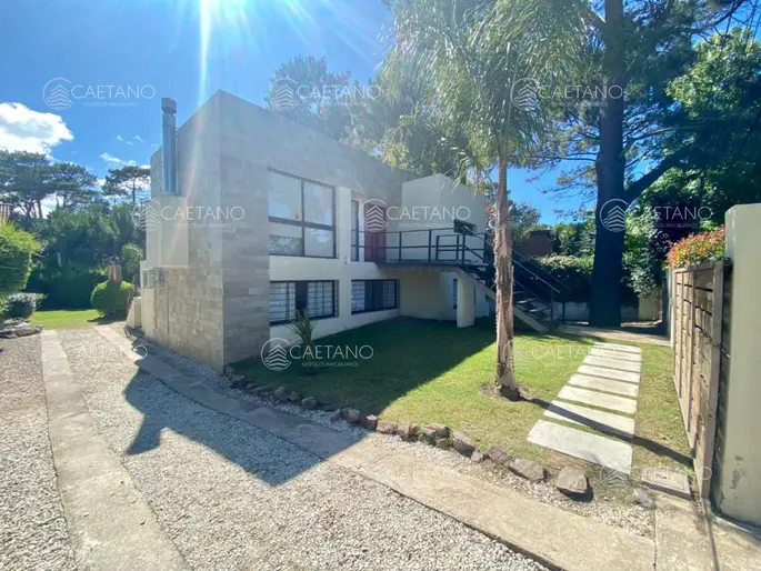 Casa Moderna de Piedra zona Pinares