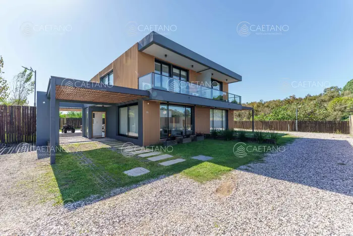Venta de Casa 3 Dorm. 3 Baños en Punta Ballena Maldonado