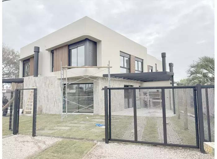 Casa a estrenar 3 dor,  jardin y parrillero en Barra de Carrasco