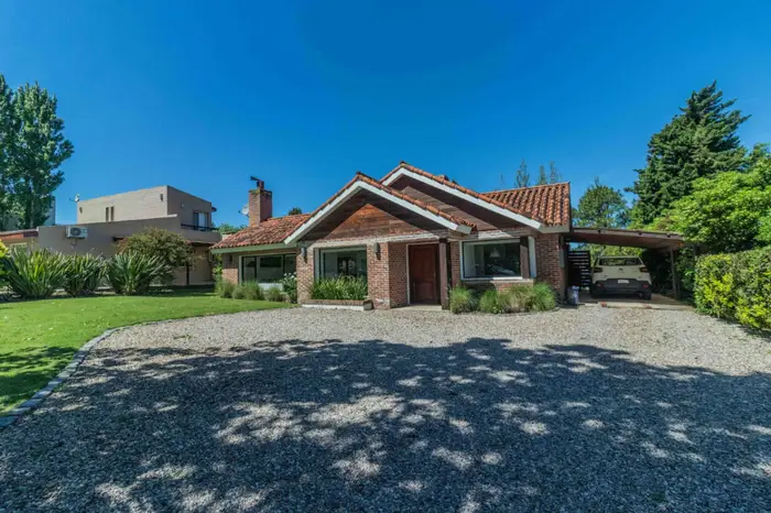 Casa en venta c/ cochera en Lomas de la Tahona