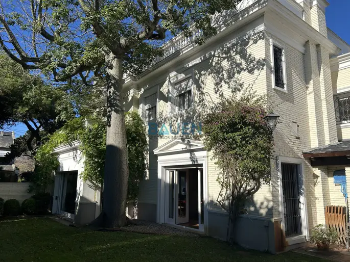 Casa clásica en Carrasco Sur - 5 dormitorios