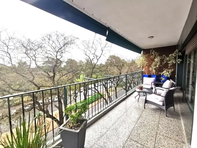 Frente al golf con muebles