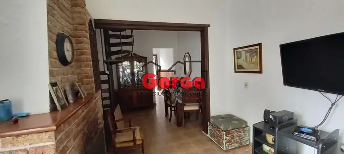 Casa de 4 dormitorios con garaje y patio, sobre Gral Luna.