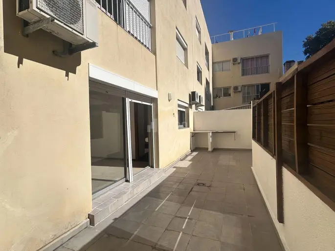 ALQUILER APARTAMENTO 1 DORMITORIO POCITOS CON PATIO Y GARAJE