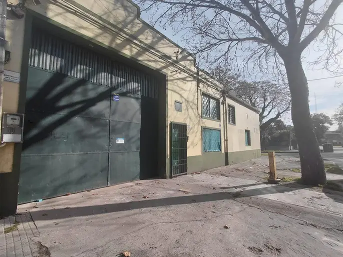 Venta Local Deposito en Brazo Oriental Ingreso Camiones Cámara Frigorífica Próximo Nuevo Centro